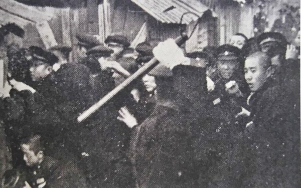 1960년 3월 8일 대전고 학생들이 대흥동과 문창동 일대의 주택가 골목에서 경찰에 쫓기고 있다. 앞에는 곤봉을 휘두르는 경찰이 있고 멀리 반대편에도 진압경찰이 있어 갇혀있다. 3·8민주의거기념사업회 제공