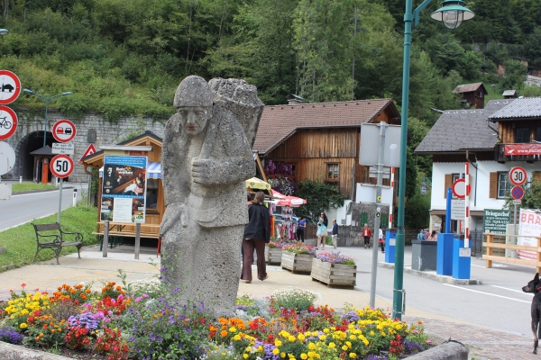 할슈타트 중앙광장의 소금 광부 석상.