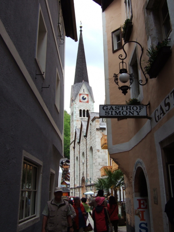 비좁은 골목과 가게들.