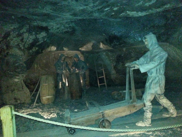 소금광산의 채굴광부 모영