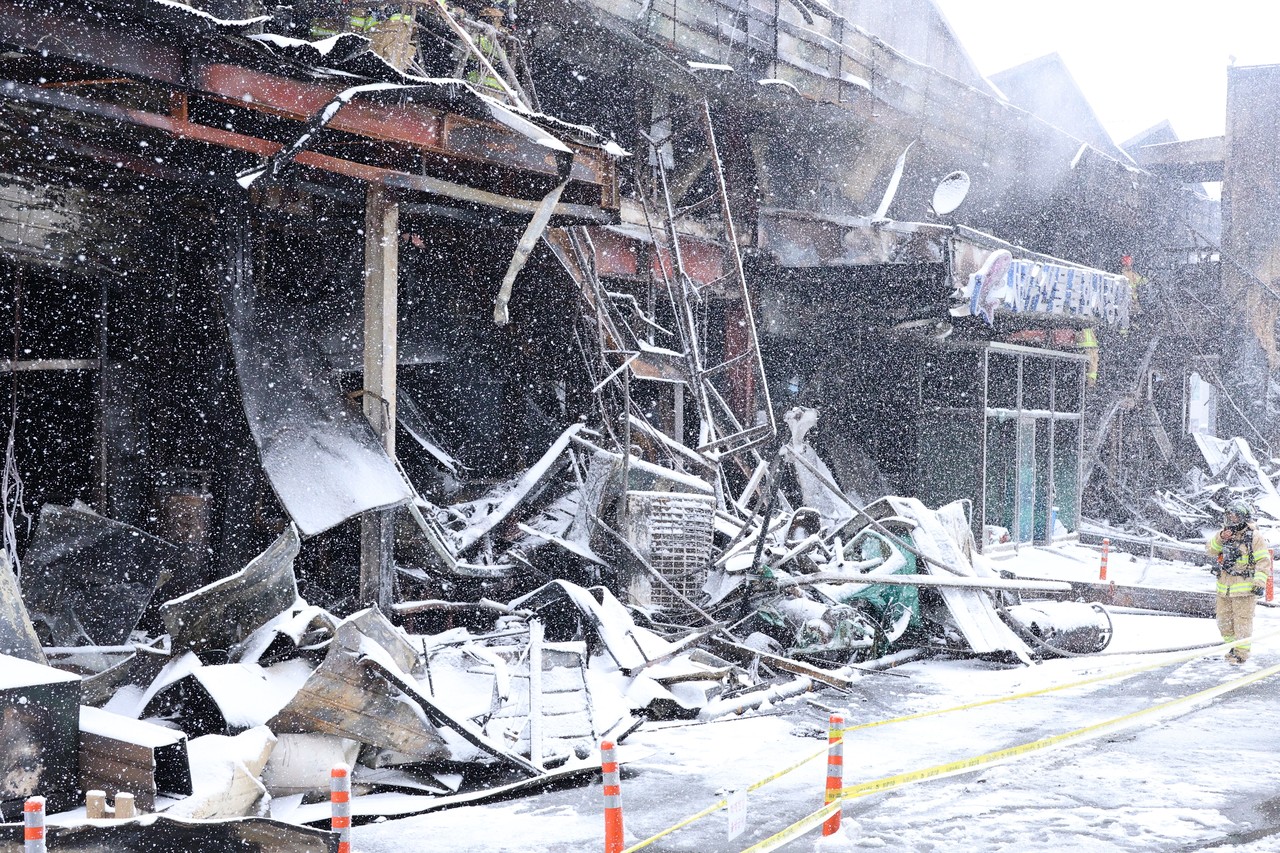 “설 대목이라 건어물을 많이 들여놨는데….” 22일 밤 11시 8분경 충남 서천군 서천읍 서천특화시장에서 불이 나 점포 227개가 탔다. 불은 인명 피해 없이 9시간 만에 완전히 진화됐다. 수산물동과 식당동, 일반동 내 점포가 모두 소실됐다. 검게 그을린 건물에 쌓인 흰 눈이 상인들의 마음을 더 아프게 했다. 연합뉴스