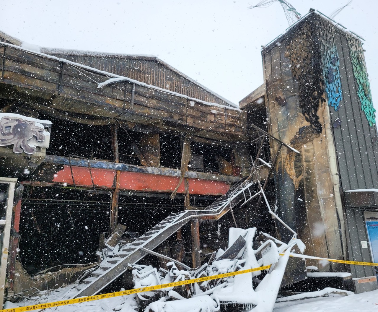 22일 밤 11시경 화재로 불탄 충남 서천군 서천읍 서천특화시장 모습.