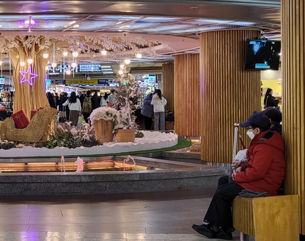 지하상가 화려한 조명에 비치는 노년의 삶. 마음이 무거웠다.