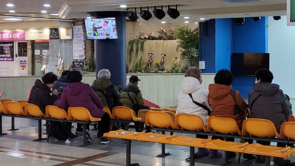 무료함을 달래러 나온 노인들이 대전 중구 중앙로지하상가에 놓인 벤치에 앉아있다.