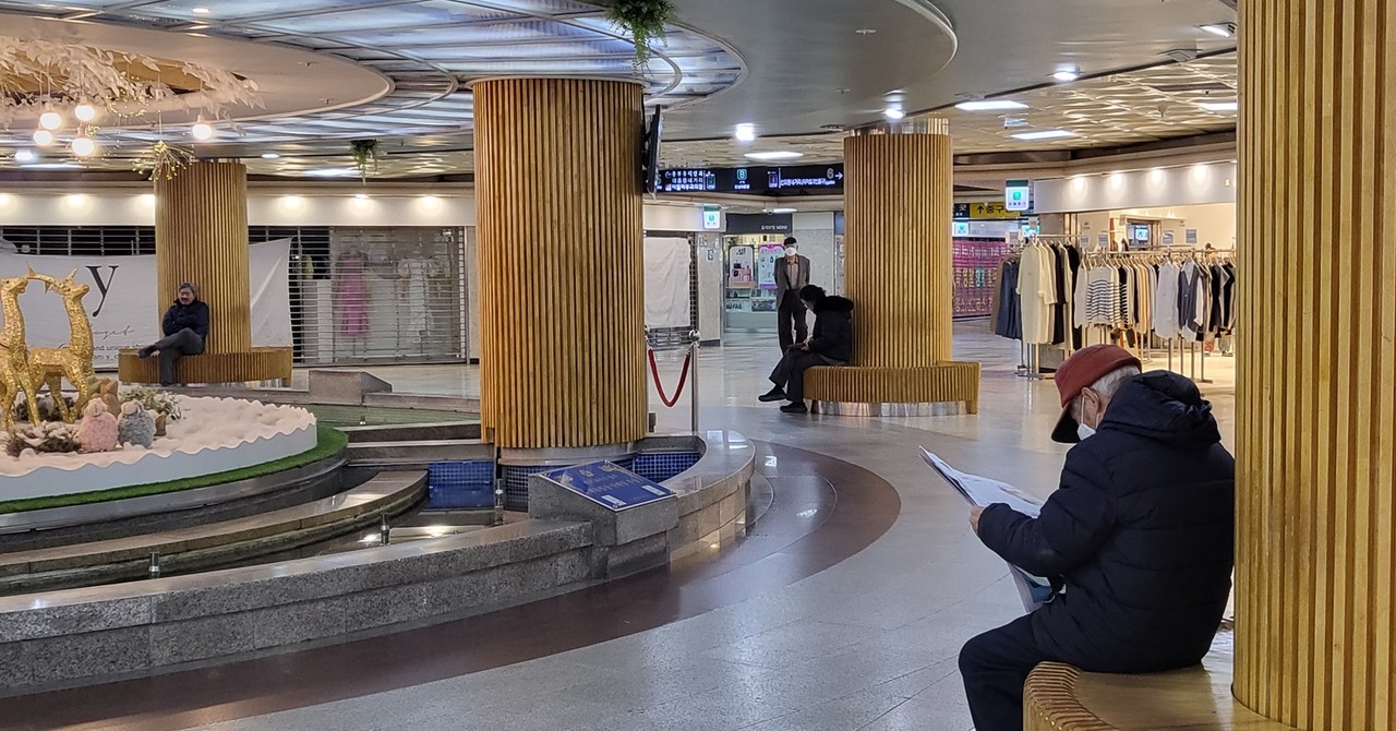 ▲ 오전 9시 40분 대전 중앙로지하상가. 점포가 문을 열기 전부터 어르신들은 이곳을 찾았다. 한참 신문을 보던 맞은편 어르신은 일어나 걷기 시작했지만 목적지는 없었다.