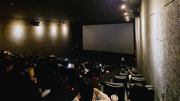 지난 23일 대전 서구의 한 영화관을 찾은 관객들이 영화 상영을 기다리고 있다. 이준섭 기자