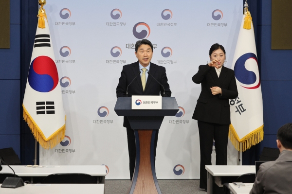 이주호 부총리 겸 교육부 장관이 28일 오전 정부서울청사 별관 브리핑룸에서 교육발전특구 1차 시범지역 지정 결과를 발표하고 있다. 연합뉴스