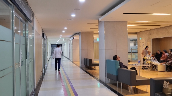 지난 2일 대전의 한 병원에서 한 의료진이 복도를 벗어나고 있다.