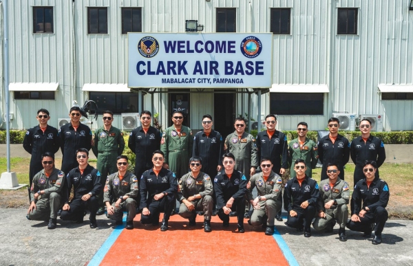 ‘한국-필리핀 공군 우정비행’을 하루 앞둔 지난 2일 한국 공군 블랙이글스 조종사와 필리핀 공군 FA-50PH 조종사들이 우정비행에 대해 브리핑 후 기념촬영을 하고 있다. 공군 제공