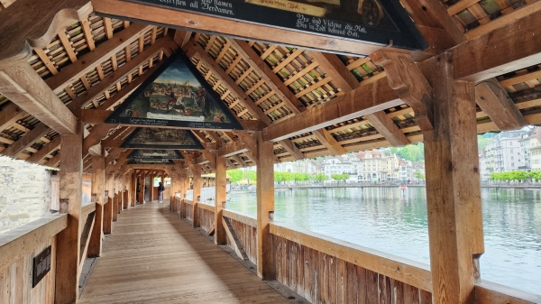 화재 후 복원한 카펠교 지붕과 판화들