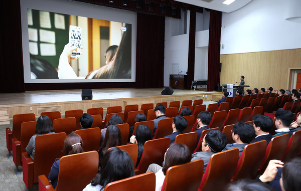 6일 열린  민방위 훈련에서 참여자들이 국민행동요령 동영상을 시청하고 있다.  대전교육청 제공
