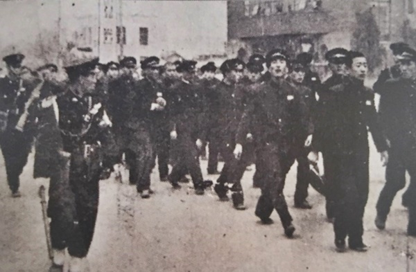 ▲ 1960년 3월 8일 대전고 학생들이 상공장려관(대전 중앙네거리) 앞길에서 경찰에 의해 집단 연행돼가면서 "학원에 자유를 달라"며 구호를 외치고 있다. 3.8민주의거기념사업회 제공