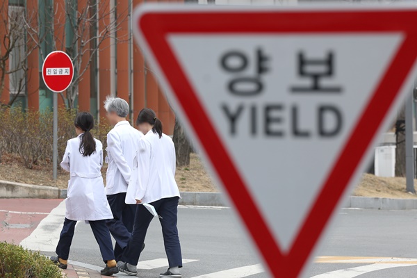 전공의 집단이탈이 17일째 계속되며 의료공백이 장기화하고 있는 7일 한 대학병원에서 의료진이 이동하고 있다. 연합뉴스​