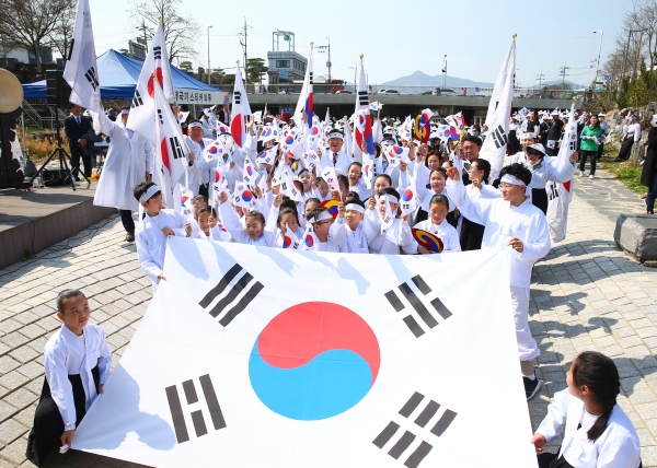 지난 2019년 유성천과 유성시장 일대에서 펼쳐진 만세운동 및 의병제 기념식. 유성구 제공