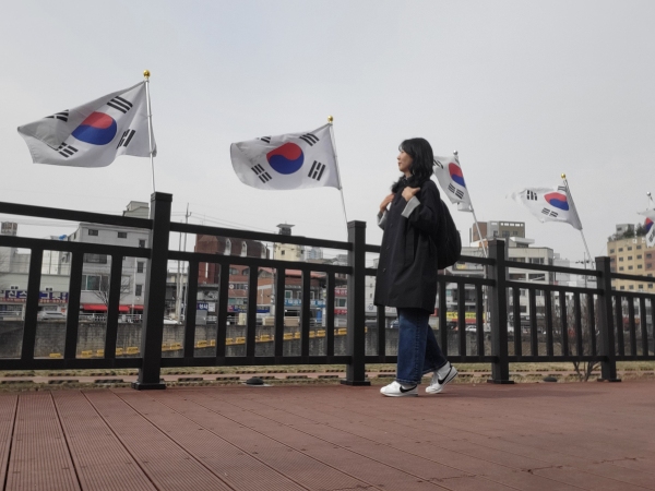 인동시장 만세로 광장에 걸린 태극기가 바람에 나부끼고 있다. 김지현 기자