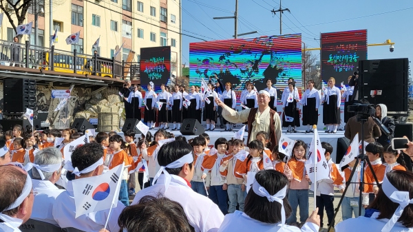 지난 15일 제21회 인동장터 독립만세운동 기념행사가 개최된 가운데 고운매합창단원의 3·1절노래에 맞춰 성남동 담쟁이어린이집 원생을 비롯한 참석자들이 대한독립만세를 외치며 태극기를 높이 들고 있다. 김지현 기자