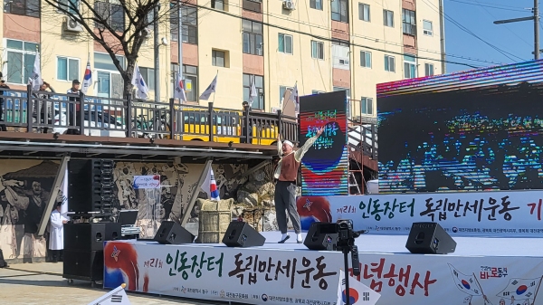 지난 15일 제21회 인동장터 독립만세운동 기념행사가 개최된 가운데 무대에 오른 배우가 쌀 가마니 앞에서 독립만세를 외치고 있다. 김지현 기자