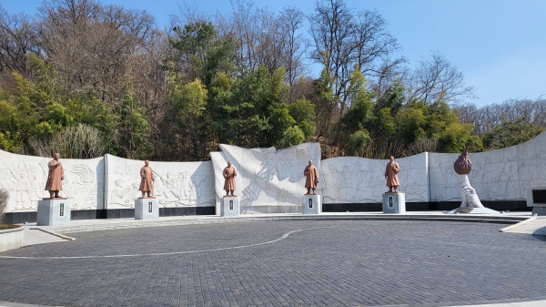 충북 청주 상당구 삼일공원 내 세워진 5인의 독립운동가 동상과 횃불. 김지현 기자