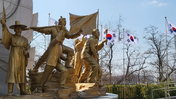 충북 청주 상당구 삼일공원 내 세워진 항일독립운동 기념탑과 독립운동을 하는 군중들. 김지현 기자