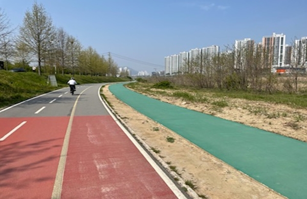 청주시는 ‘무심천 자전거도로 산책로 이원화 사업’을 완료했다. 청주시 제공