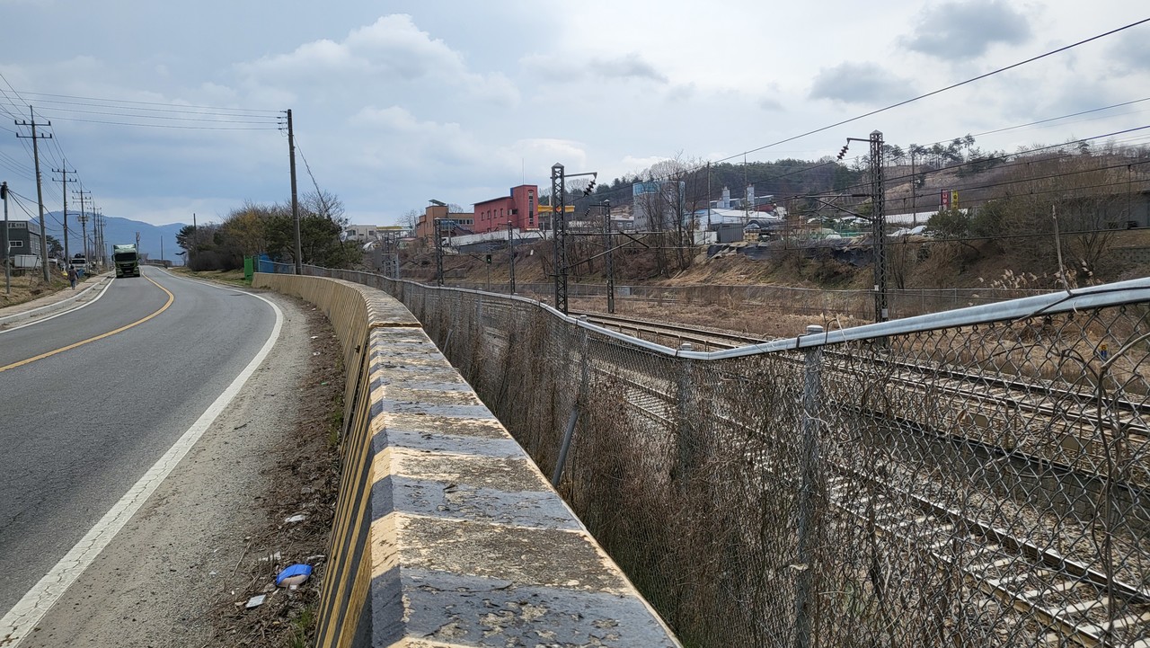 1905년 일제는 전의면 덕고개를 깎아 철로를 만들었다. 철로는 인접한 도로보다 낮다.