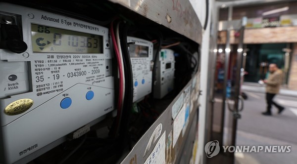 사진= 연합뉴스(서울 마포구의 한 건물에 설치된 전력량계 모습)