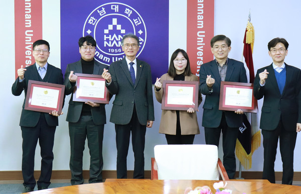 지난 21일 이승철 총장(왼쪽 세 번째)이 공학교육인증을 획득한 학과에 인증패를 전달하고 있다. 한남대 제공