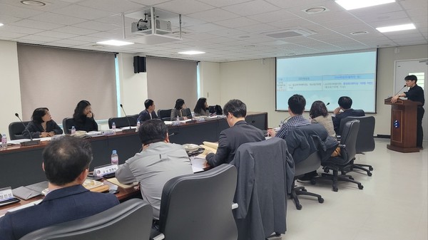 지난 22일 대전교육청에서 수학여행 컨설팅지원단 연수가 열려  참여자들이 설명을 듣고 있다. 대전교육청 제공