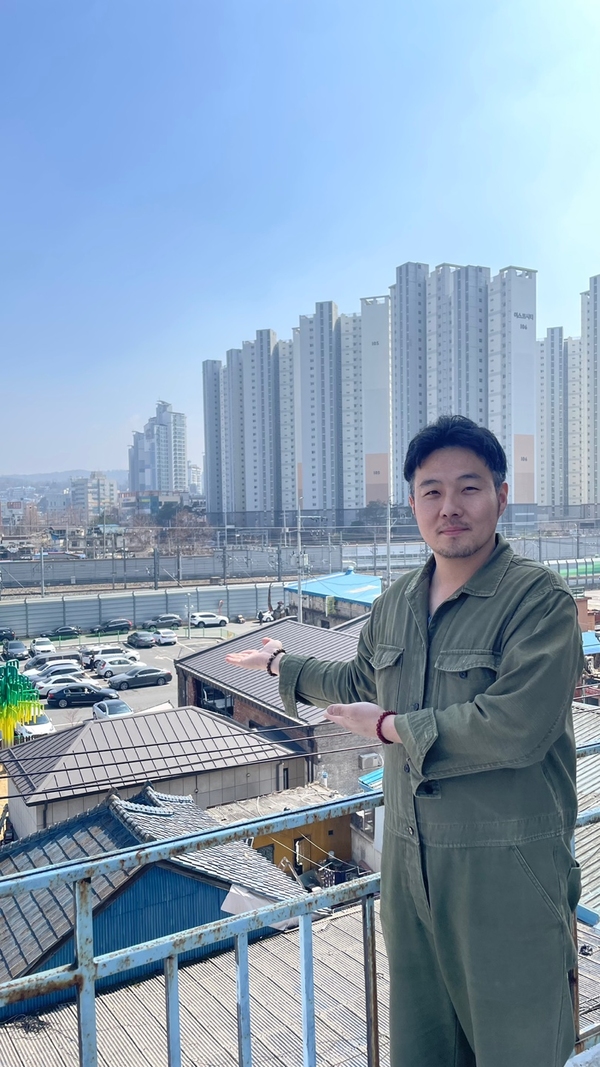 대전 원동 일대를 소개하고 있는 조영래 대표.