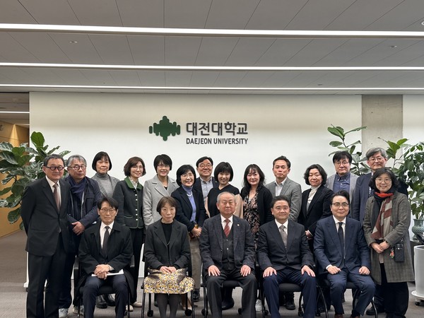 지난 21일 대전대를 방문한 일본·대만 교양교육 국제연구단이 간담회를 마친 후 기념촬영을 하고 있다. 대전대 제공