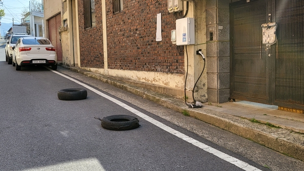 대전의 한 주택가 담벼락 앞에 폐타이어가 놓여있다.