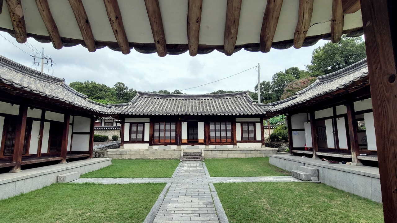 도산서원 향직문에서 바라본 강학공간인 명교당. 동재 시습재와 서재 지선재가 마주하고 있다.
