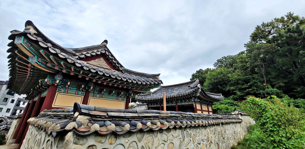 도산서원의 제향공간으로 앞 건물은 내삼문 격인 유정문이고 뒷건물이 함덕사이다.