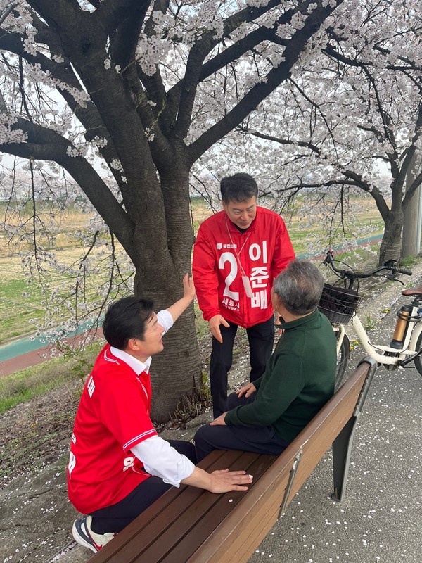 국민의힘 이준배 세종을 후보가 시민과 대화를 나누고 있다.