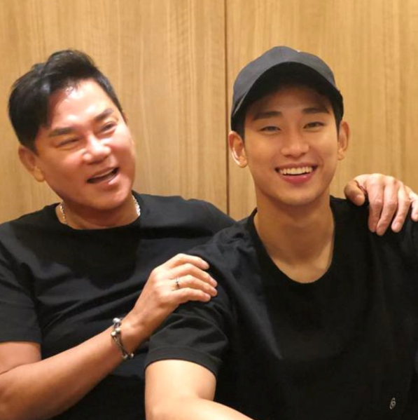 김수현, 아버지 결혼식 불참 이유는?... 이복동생은 누구