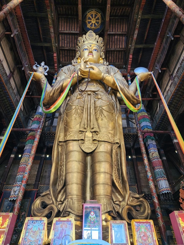 대불전의 관음보살상.