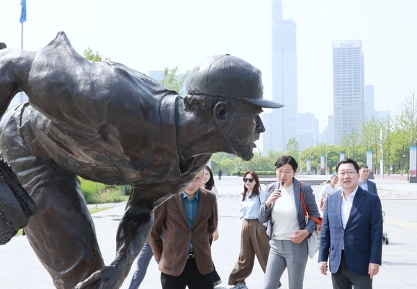 이장우 대전시장(오른쪽)이 22일 중국 난징에 위치한 국제우의공원을 찾아 난징시의 자매도시 조형물을 살피고 있다. 우의공원엔 미국 세인트루이스, 영국 요크 등 난징시 자매도시의 상징 조형물이 들어섰다. 대전시 제공