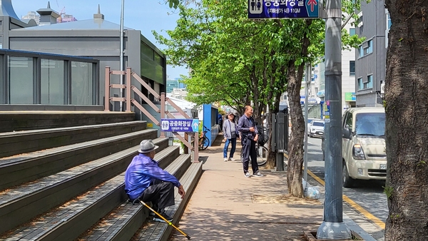 한 백발의 노인이 22일 대전 중구 은행교 인근에 앉아 더위를 식히고 있다. 김지현 기자