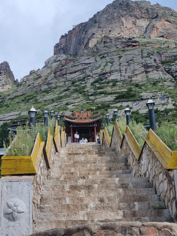 아리야발 사원.