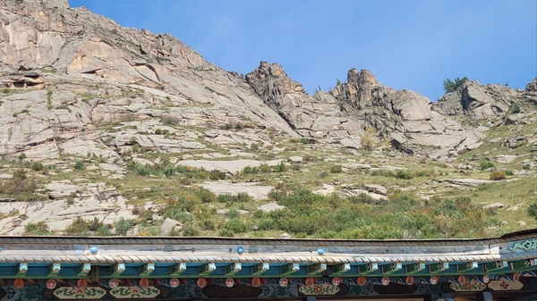 아리야발마 사원에서 본 체쳉궁산.