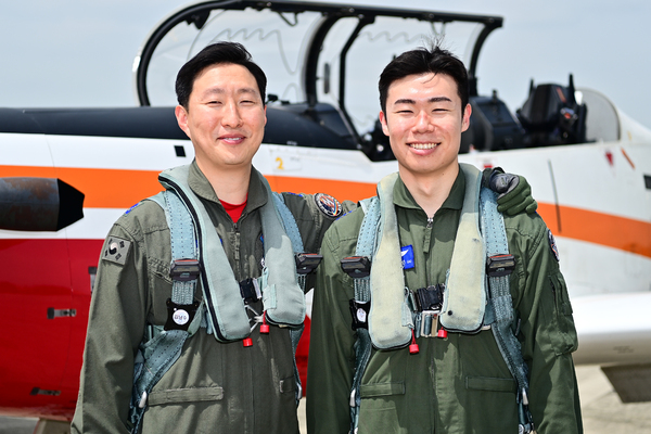 공군 제3훈련비행단 제213비행교육대대가 23일 오전 11시 20분경 국내 단일비행대대 최장시간인 25만 시간 무사고 비행이라는 대기록을 달성한 가운데 학생 조종사 김진 중위(오른쪽)와 김남수 소령이 기념촬영을 하고 있다. 공군 제공