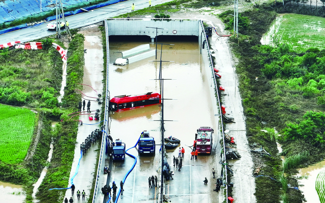 ▲ 지난해 7월 미호강 제방 유실로 침수된 청주시 오송읍 궁평2지하차도에서 구조작업이 진행되고 있다. 연합뉴스