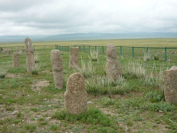 들판의 라마교 석조물들