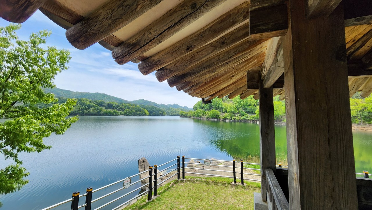 청풍정에서 바라본 대청호.