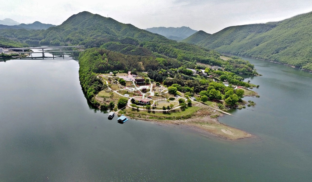 장계관광지. 리뉴얼사업으로 출렁다리·전망타워도 추진하고 있다.