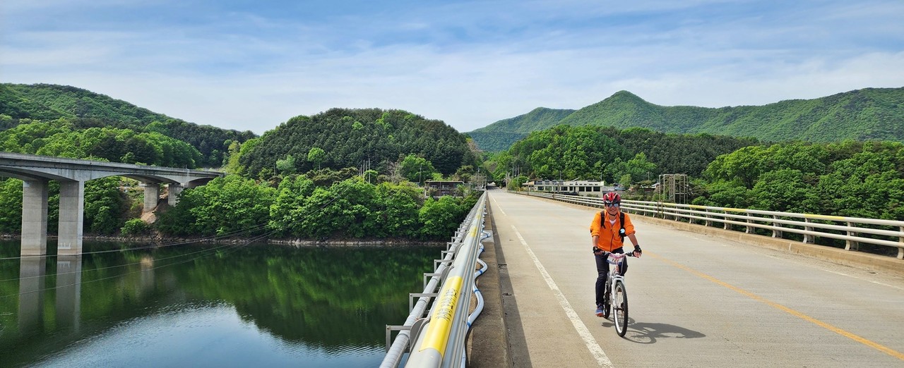 장쾌한 장계교를 건넌다. 자동차가 한 대도 없다.