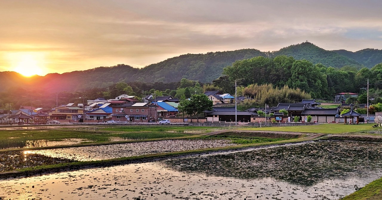 안쪽에, 육영수 여사 생가.