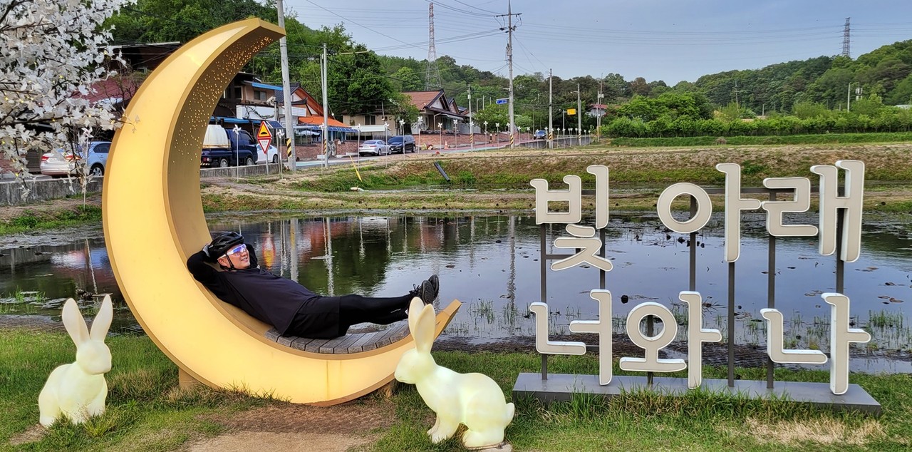 육영수 여사 생가 앞 쉼터.