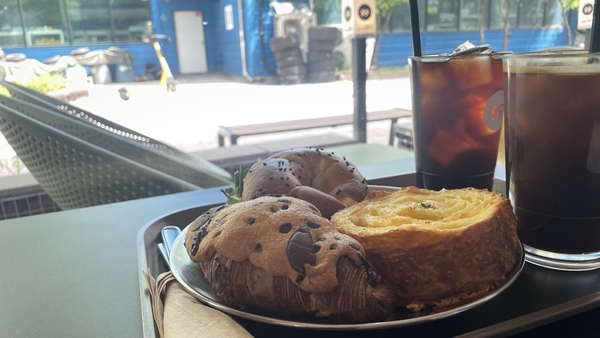 크루키(왼쪽), 허니블랑(오른쪽), 부추프레첼.