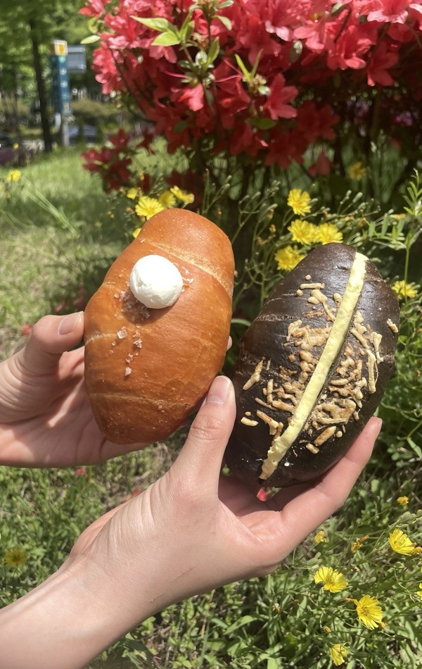 )왼쪽부터)우유크림 소금빵, 먹물새우 소금빵